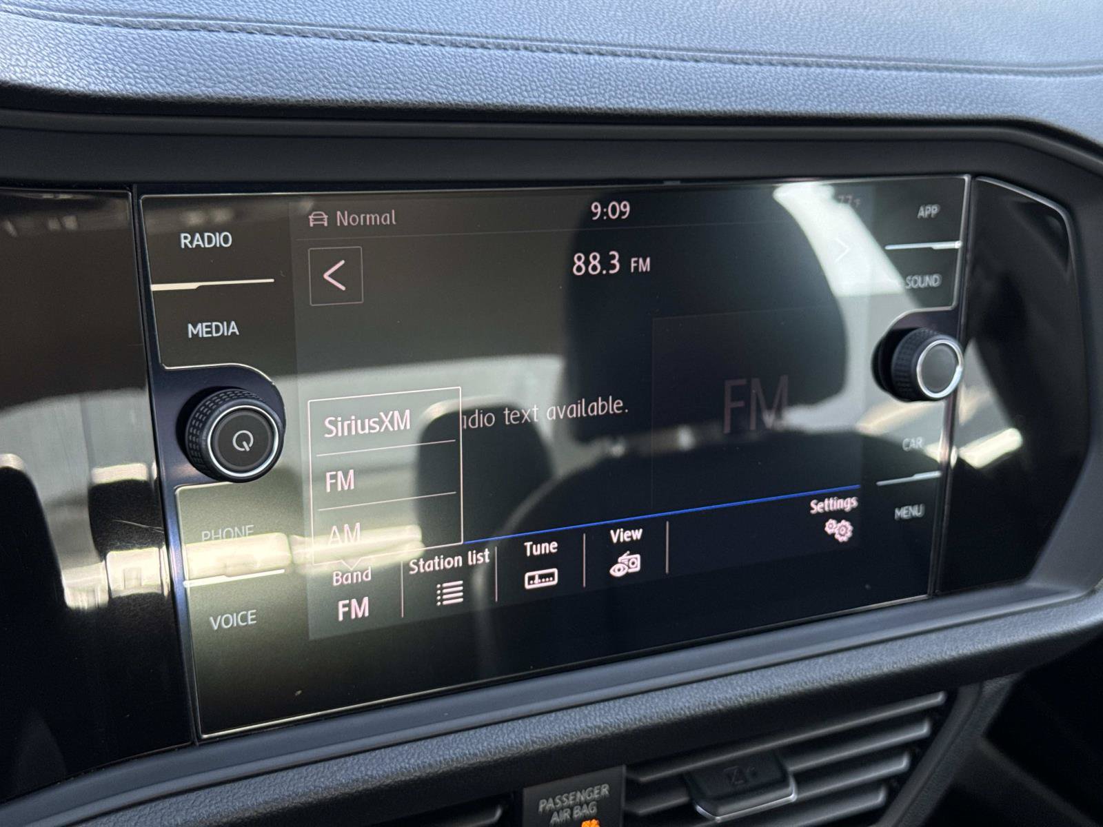 Used 2019 Volkswagen Jetta SEL w/ Cold Weather Package FWD image 16