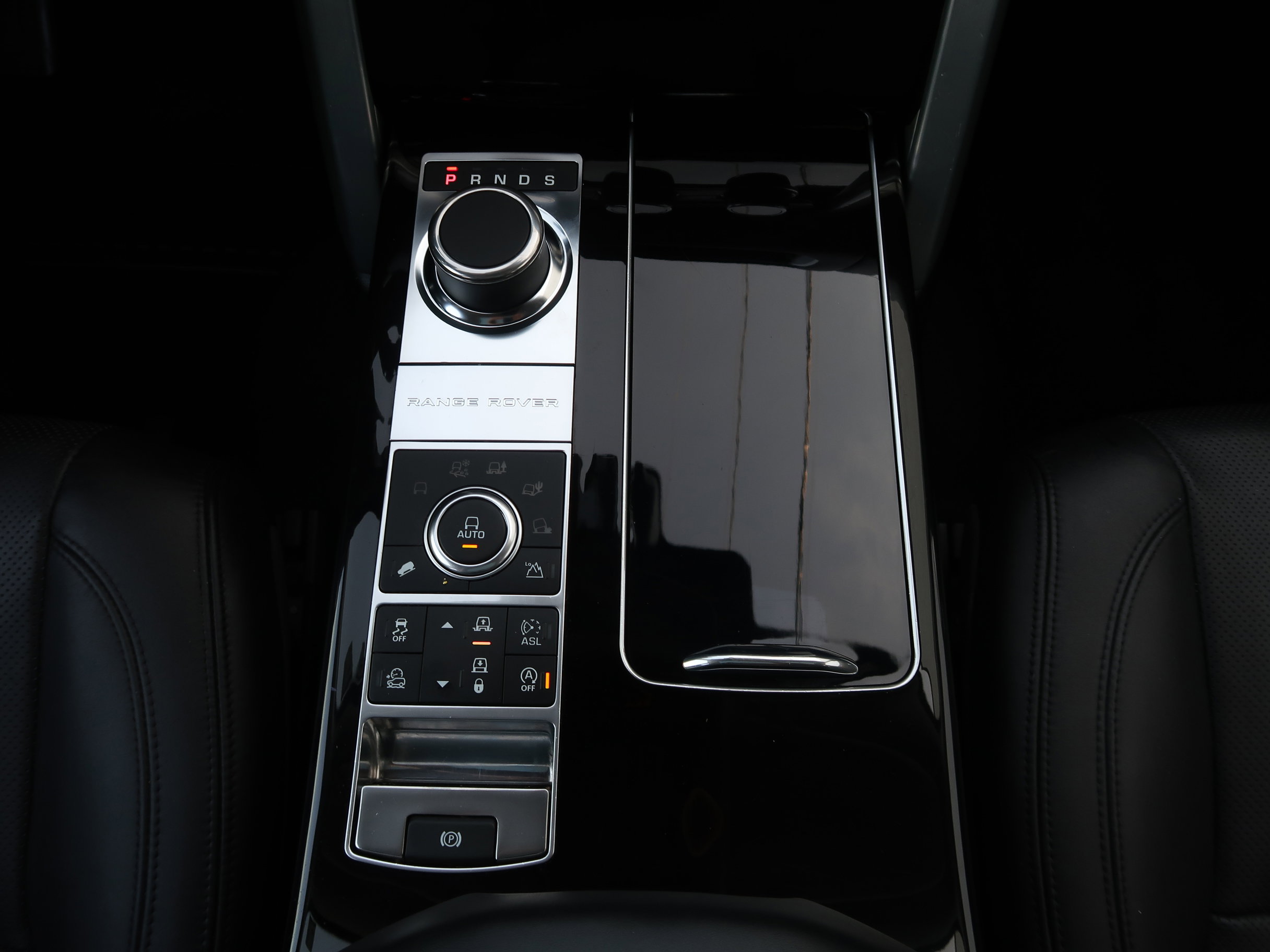 Used 2016 Land Rover Range Rover HSE image 28