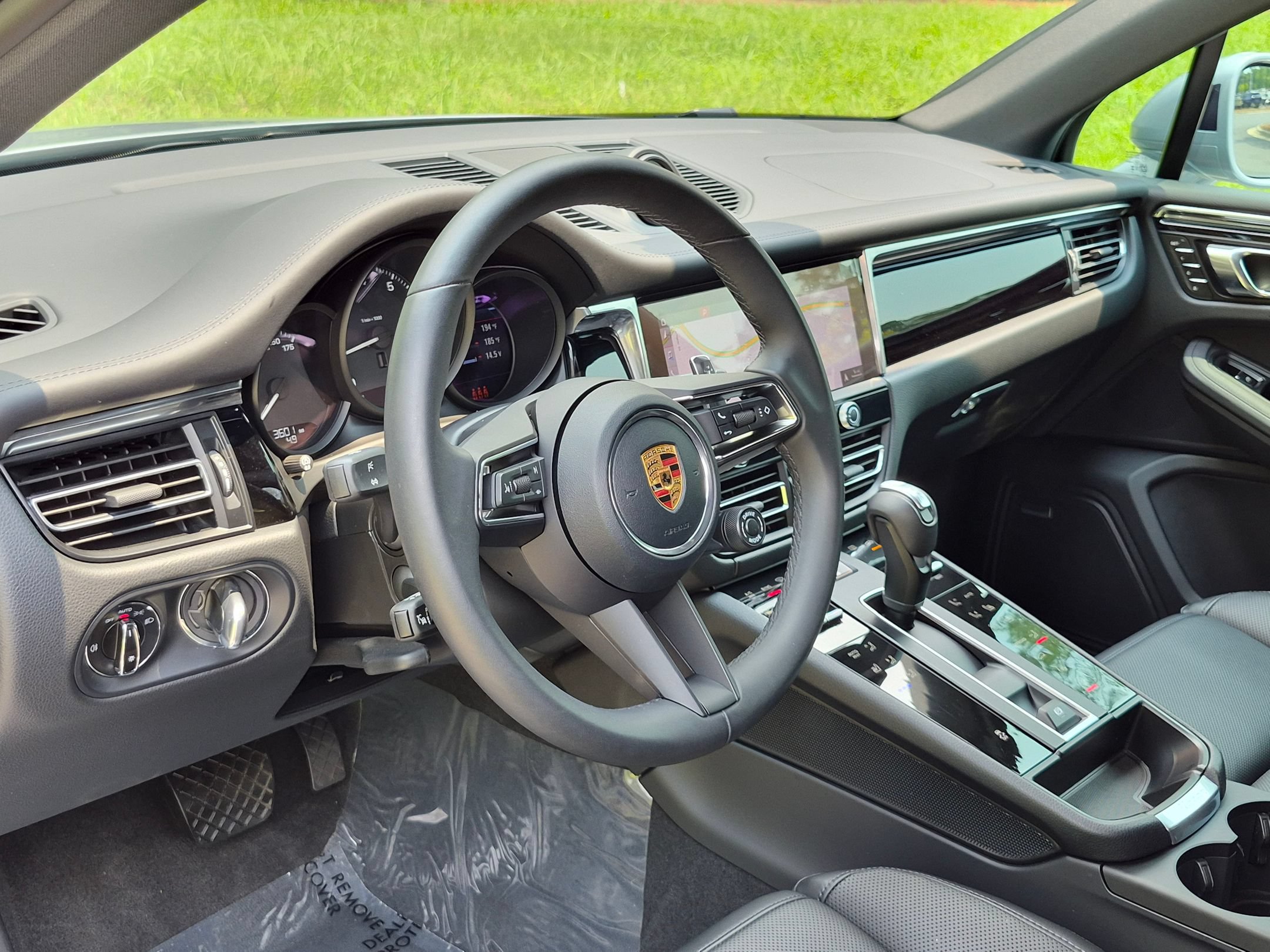 Certified 2026 Porsche Macan AWD/4WD image 4