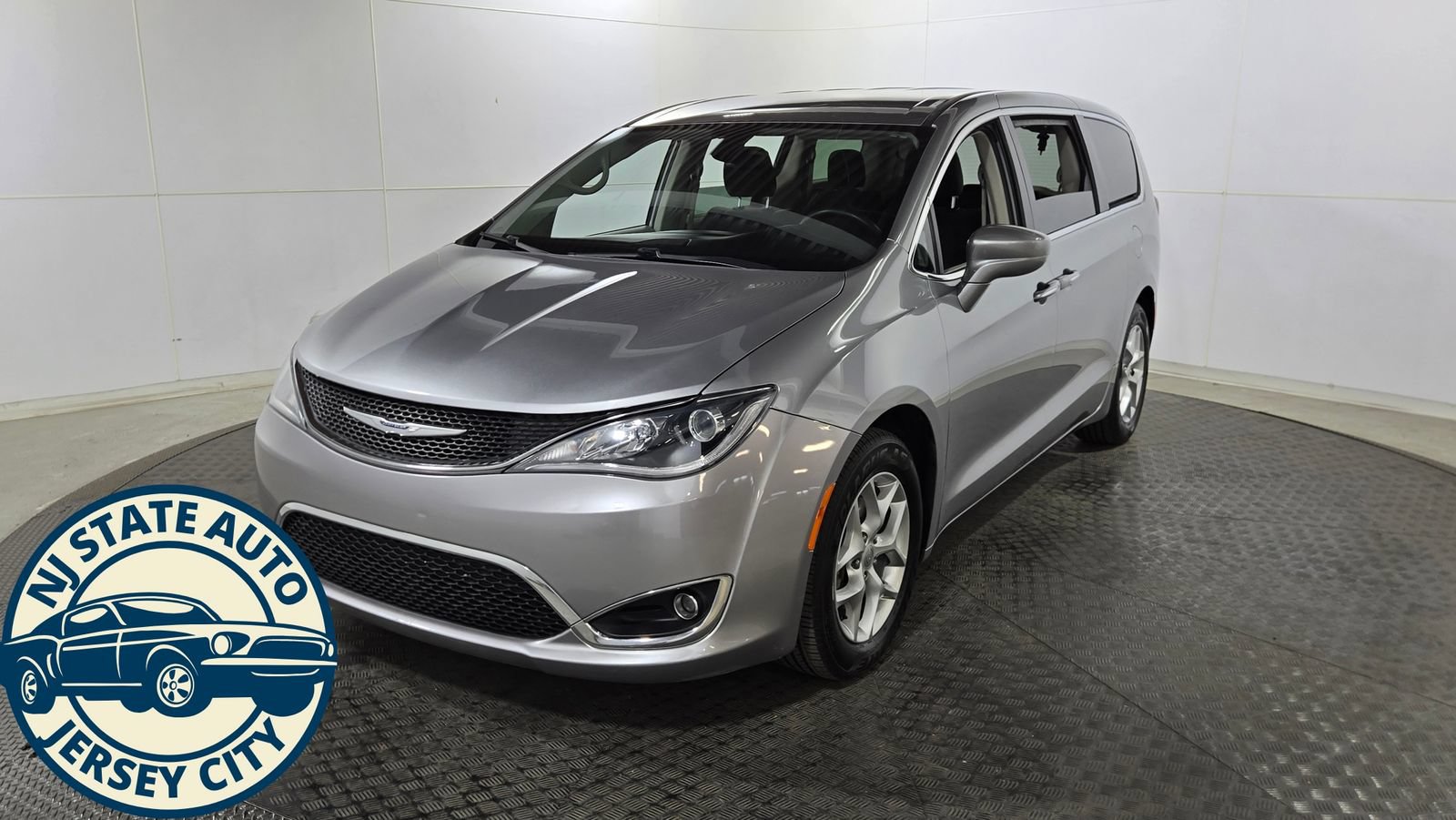 Used 2019 Chrysler Pacifica Touring Plus w/ Tire & Wheel Group FWD image 3