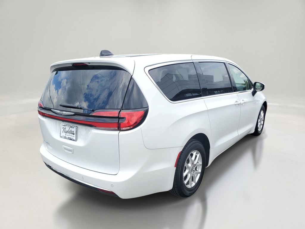 Used 2023 Chrysler Pacifica Touring-L FWD image 6