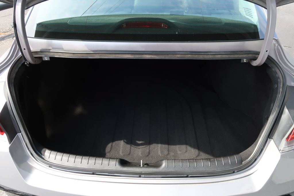Used 2025 Hyundai Elantra Limited FWD image 11