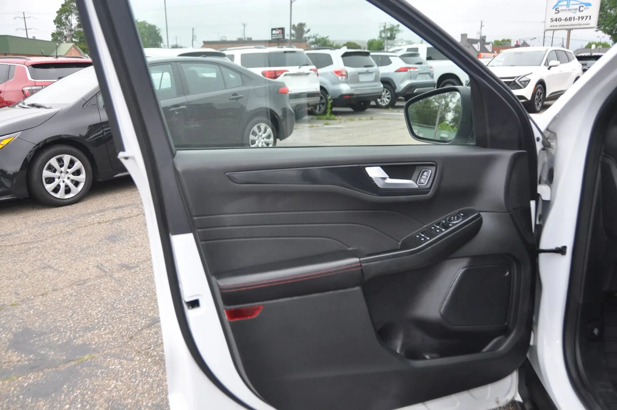 Used 2023 Ford Escape ST-Line FWD image 7
