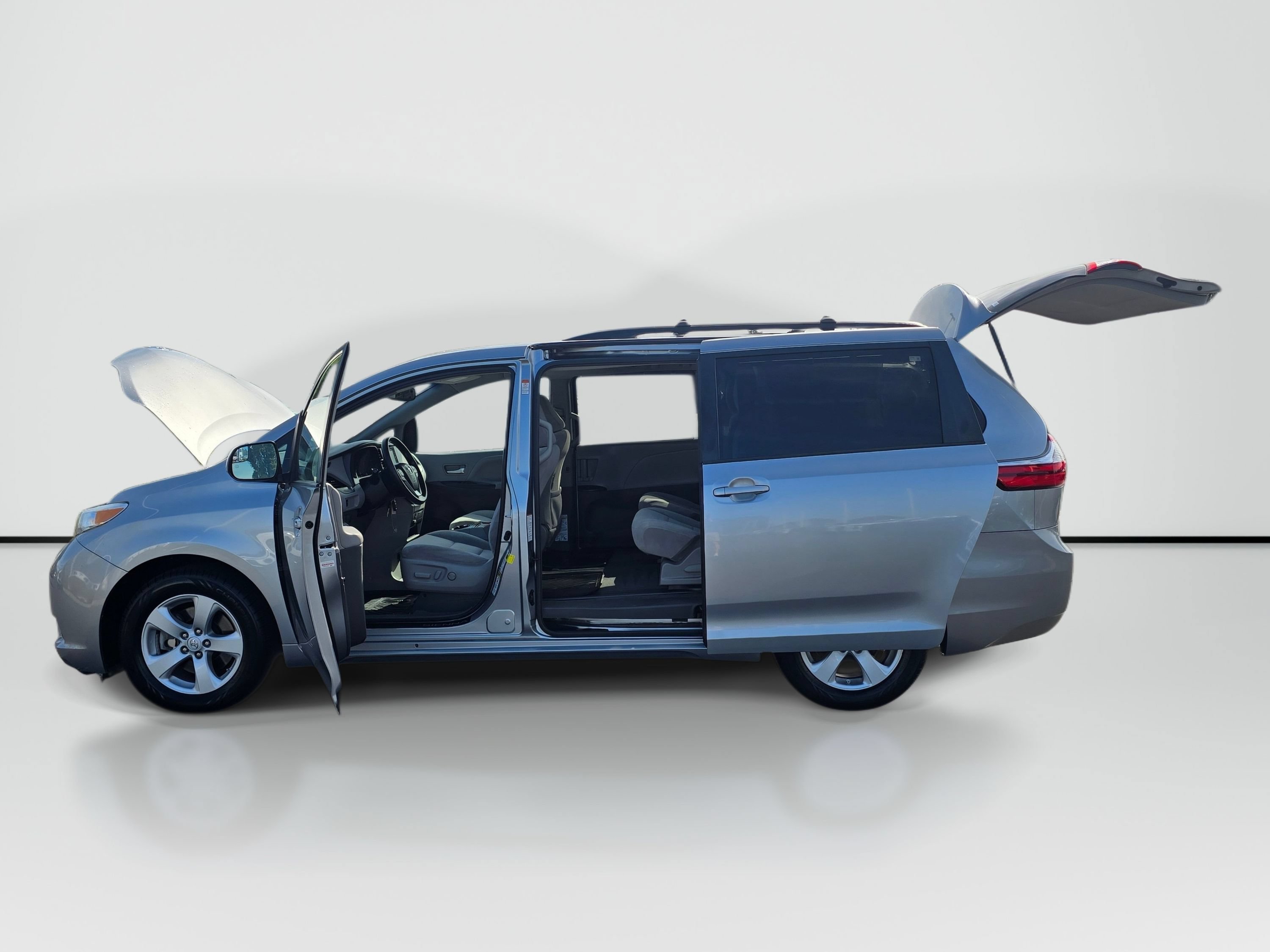 Used 2017 Toyota Sienna LE FWD image 9