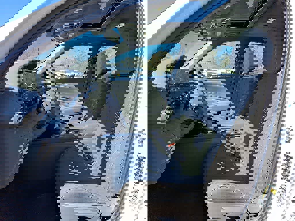 Used 2025 Hyundai Elantra SEL image 12