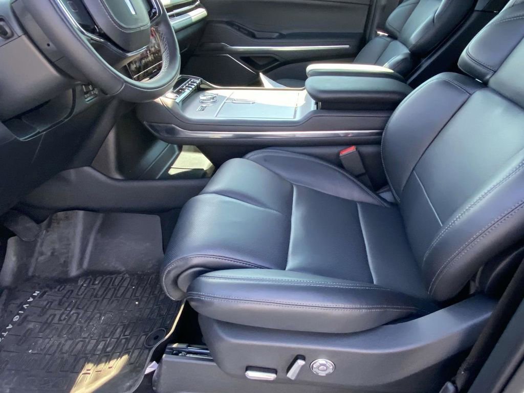 New 2025 Lincoln Navigator Reserve w/ Jet Appearance Package image 13