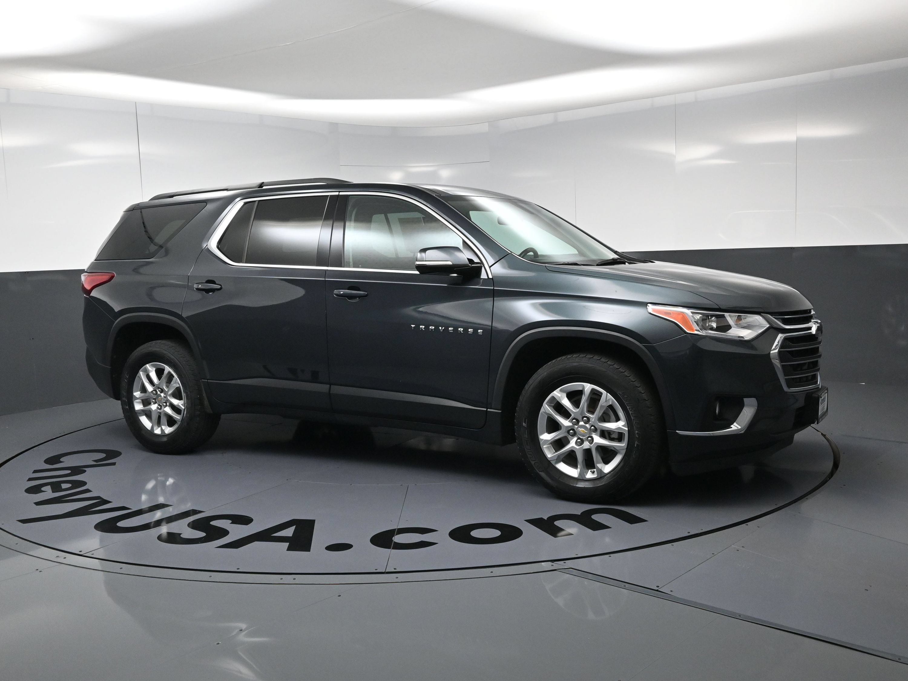 Used 2019 Chevrolet Traverse LT FWD image 2