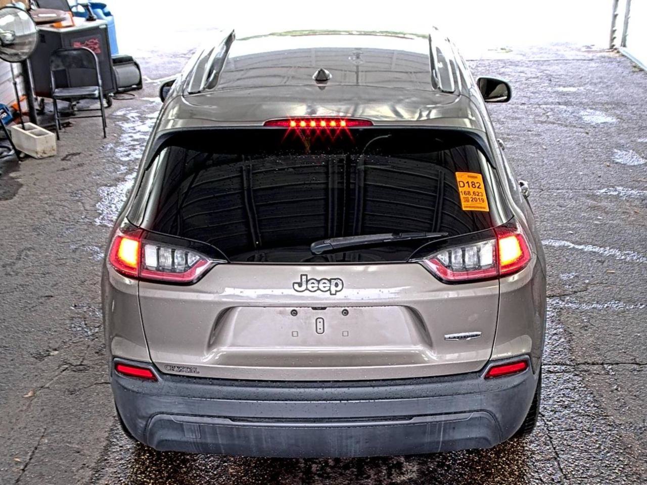 Used 2019 Jeep Cherokee Latitude w/ Popular Appearance Group FWD image 4