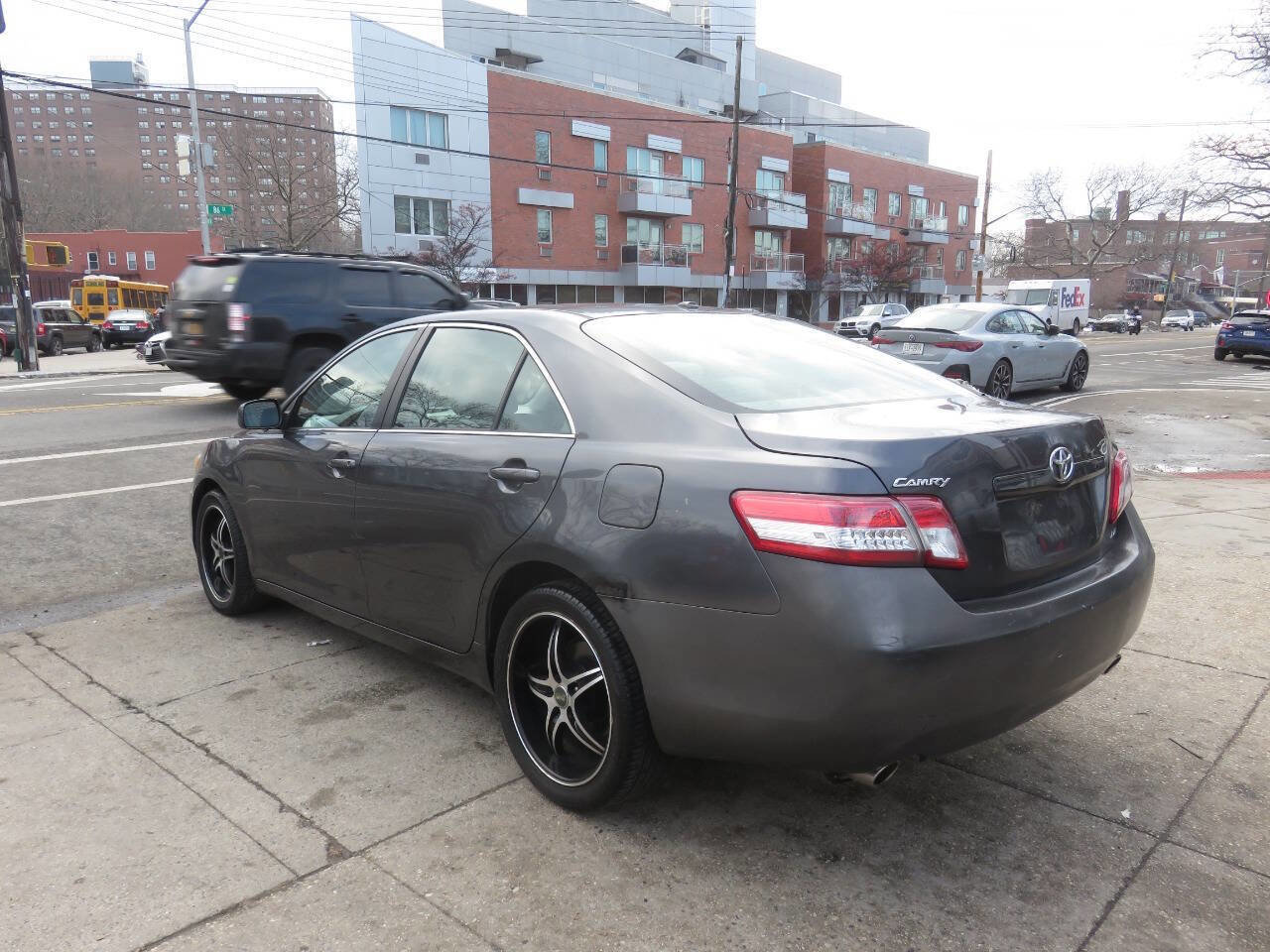Used 2010 Toyota Camry LE image 5