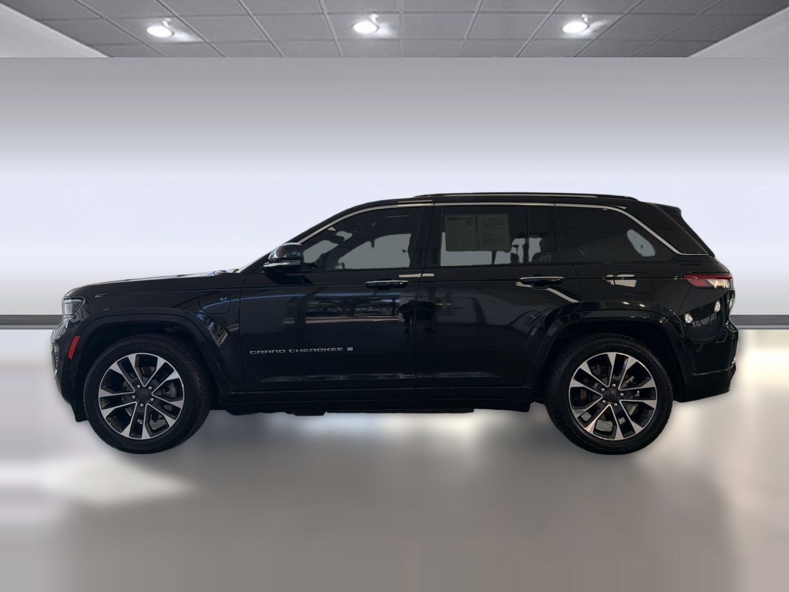 Used 2023 Jeep Grand Cherokee Overland w/ Luxury Tech Group IV AWD/4WD image 2