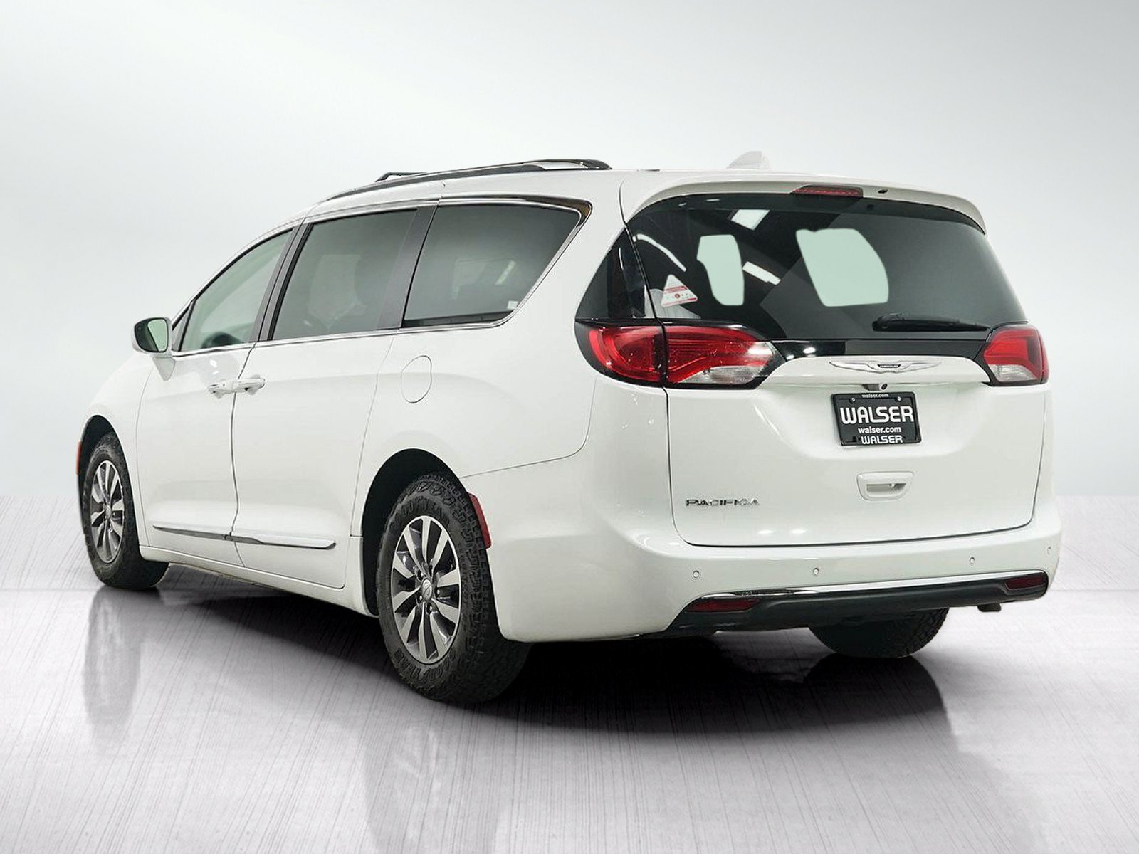 Used 2020 Chrysler Pacifica Touring-L Plus FWD image 3