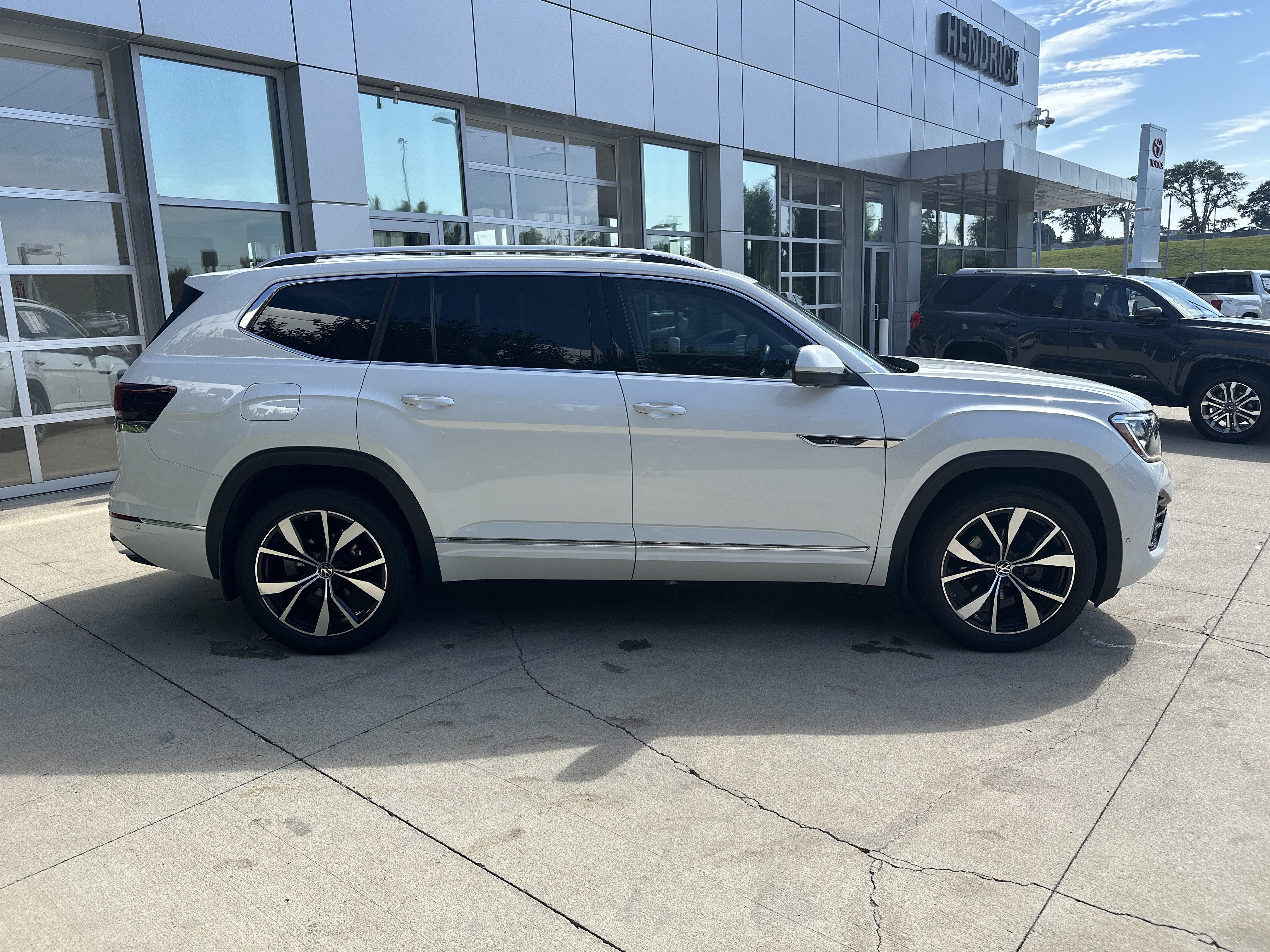 Used 2024 Volkswagen Atlas SEL Premium R-Line AWD/4WD image 10