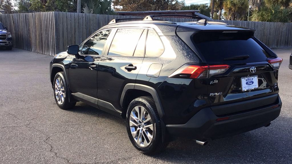 Used 2022 Toyota RAV4 XLE Premium image 7