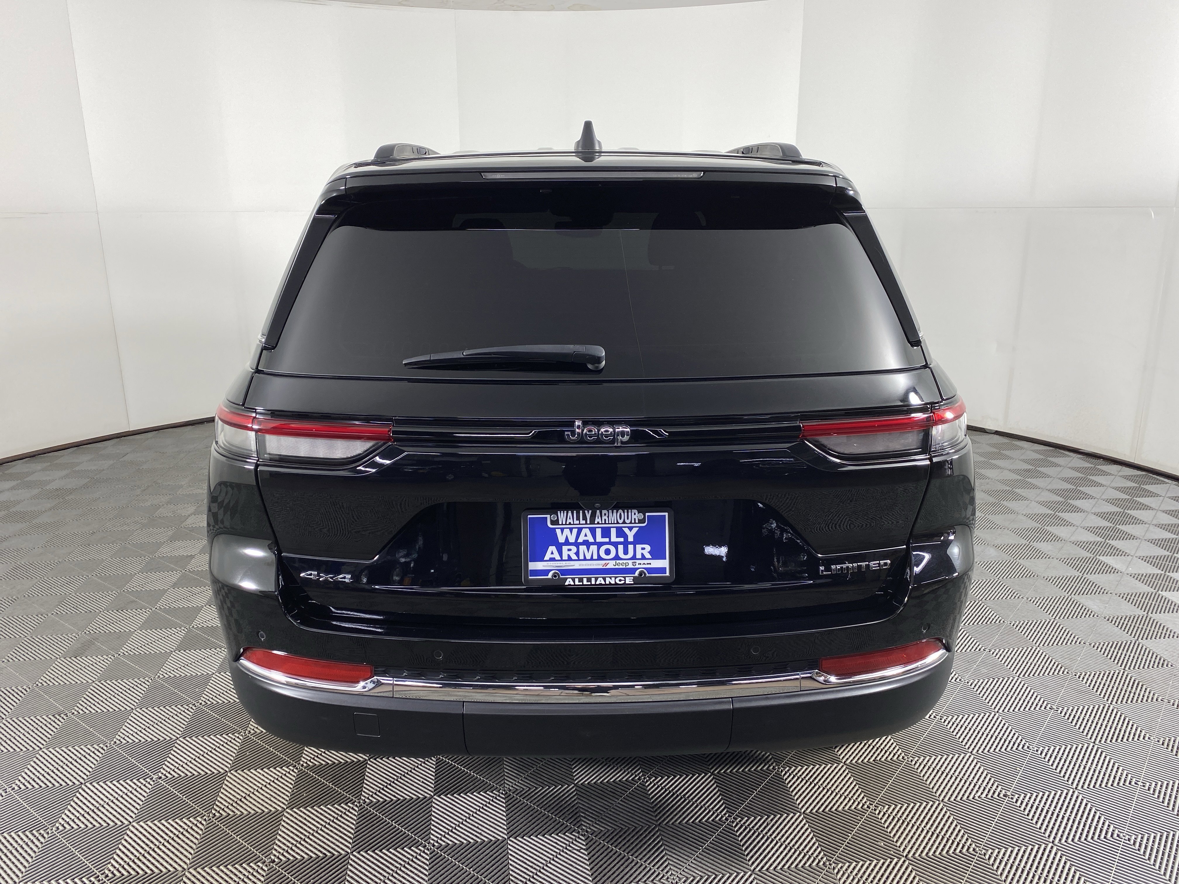 Used 2023 Jeep Grand Cherokee Limited AWD/4WD image 11