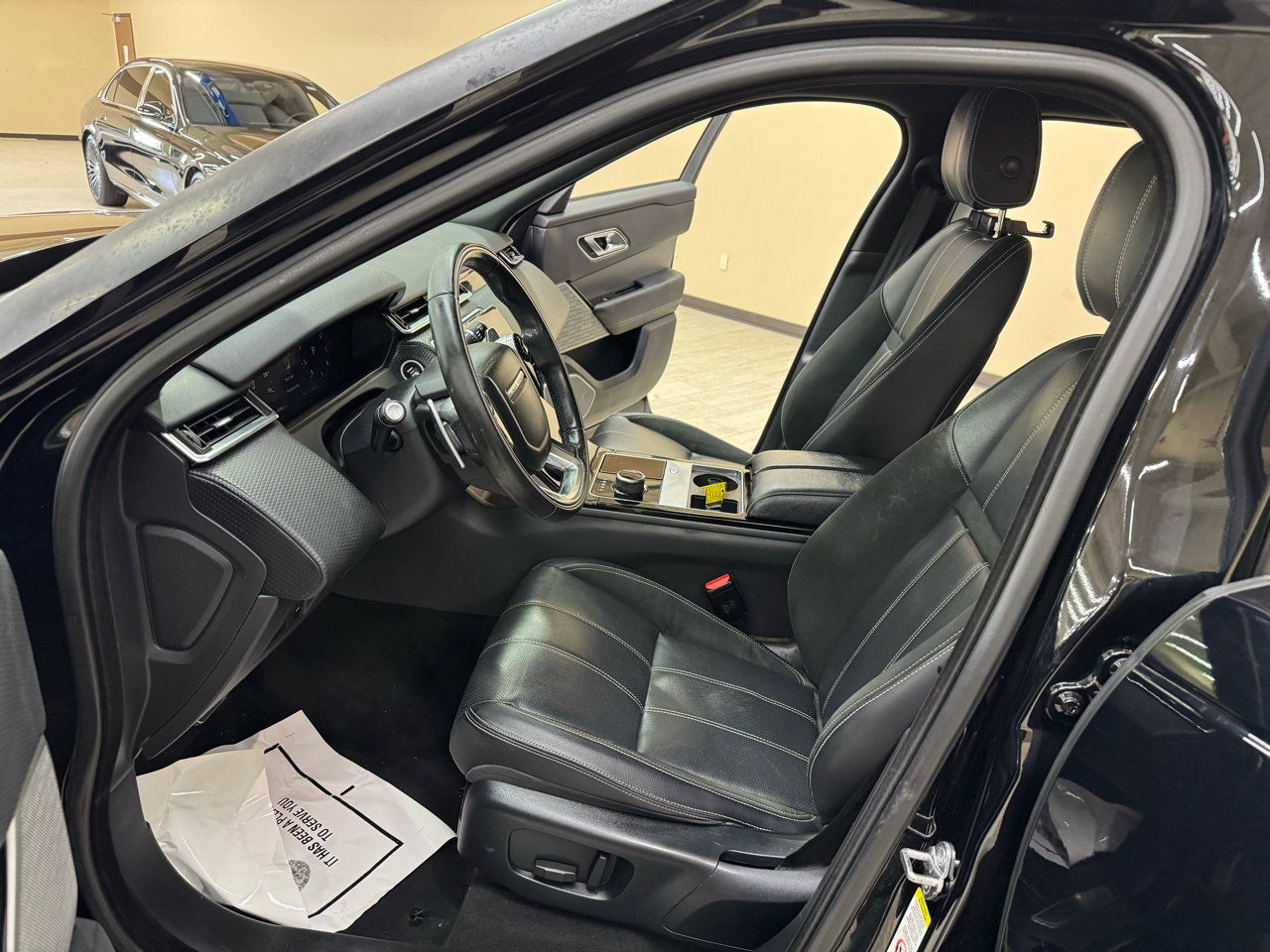 Used 2018 Land Rover Range Rover Velar R-Dynamic SE image 21