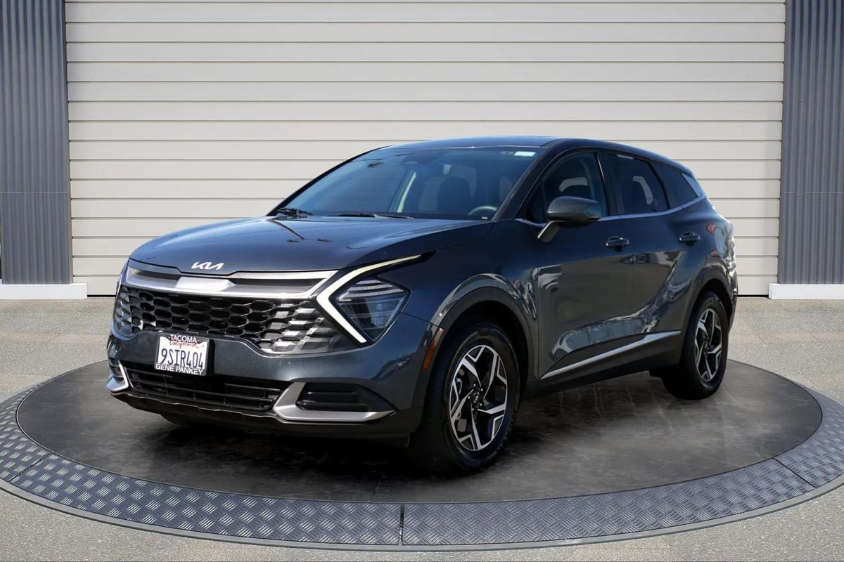 Used 2025 Kia Sportage LX image 3