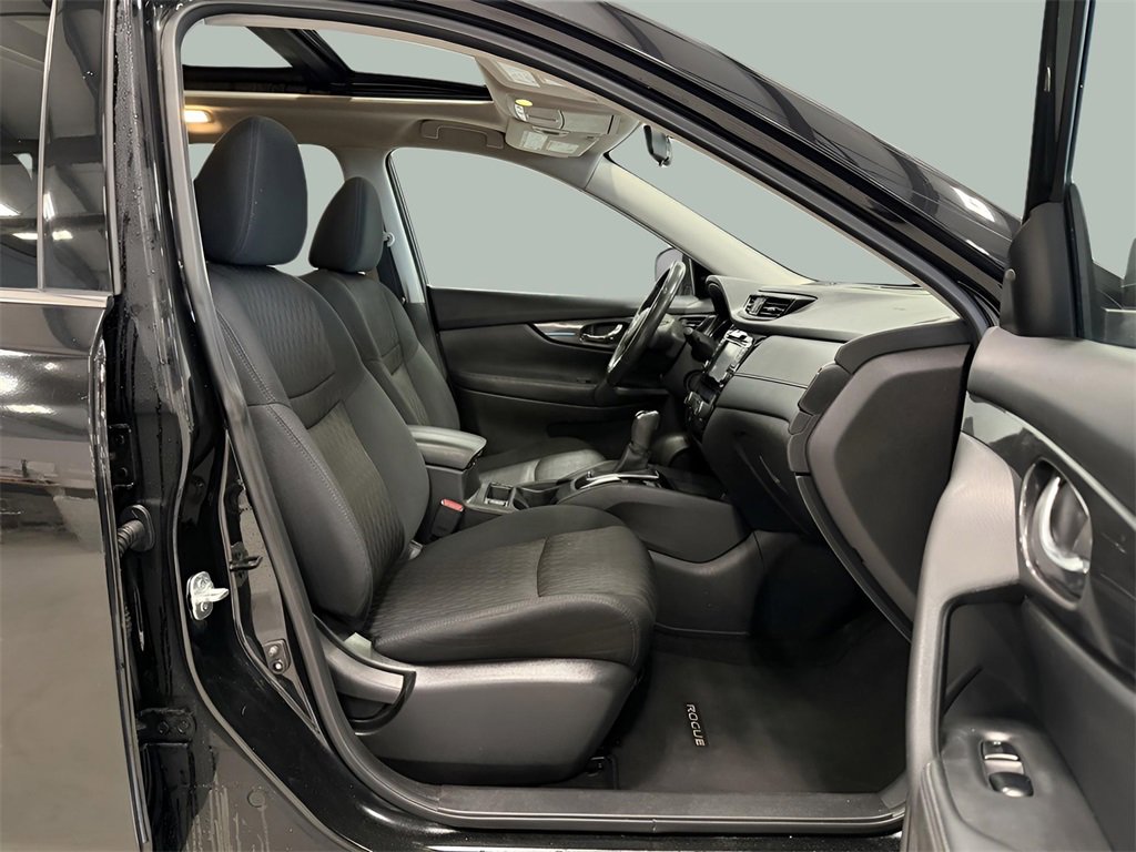 Used 2017 Nissan Rogue SV w/ Sun & Sound Touring Package image 30