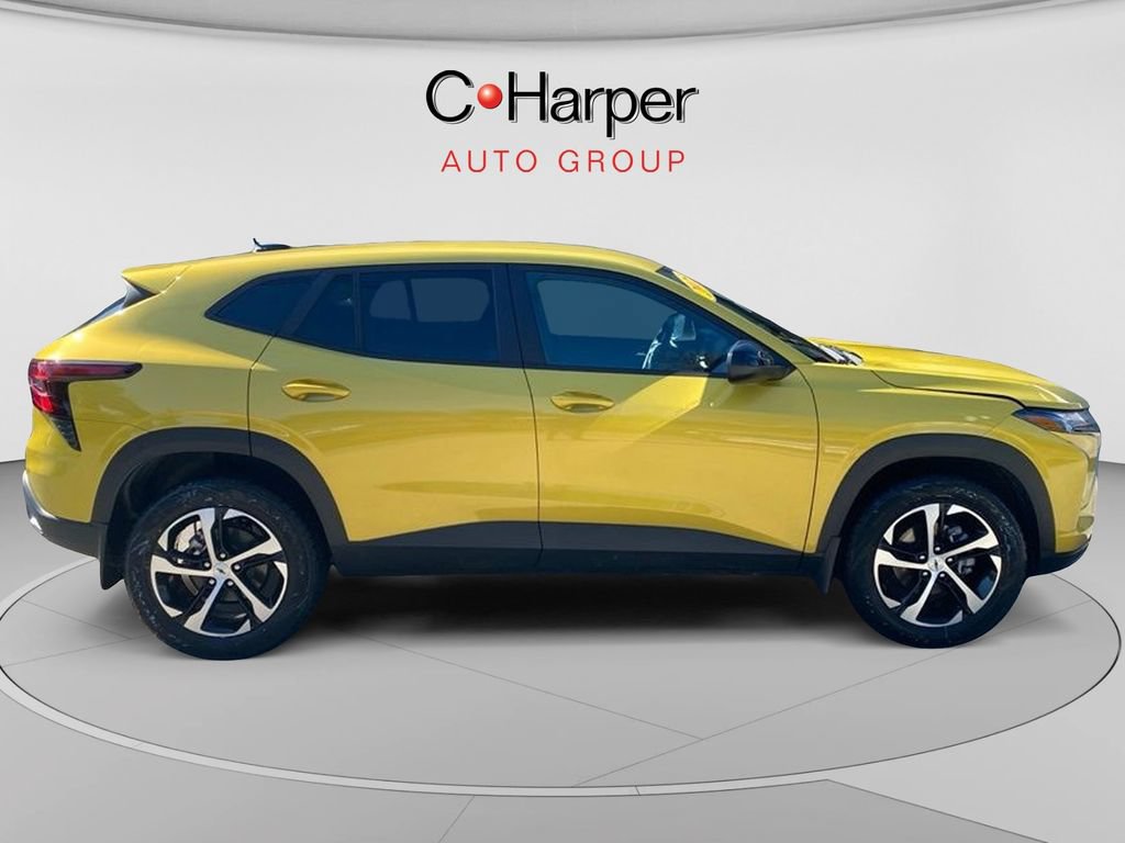 Used 2025 Chevrolet Trax RS FWD image 2
