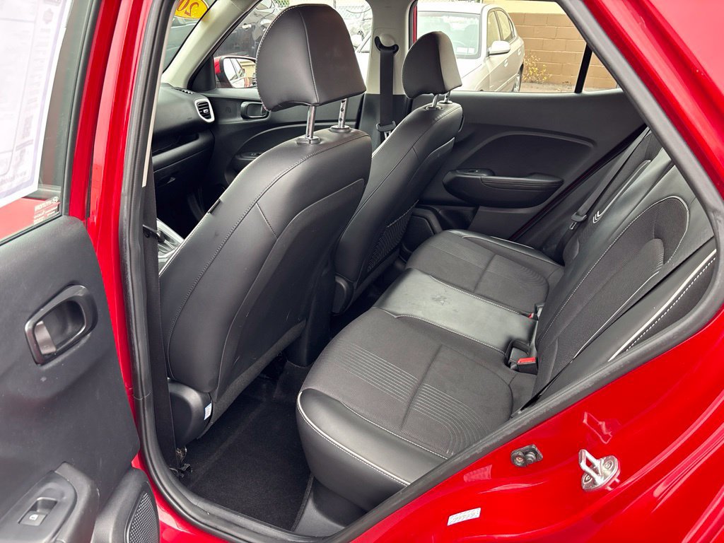 Used 2022 Hyundai Venue Limited FWD image 23