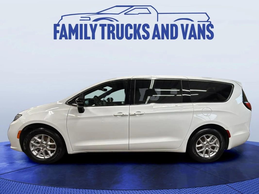 Used 2024 Chrysler Pacifica Touring image 2