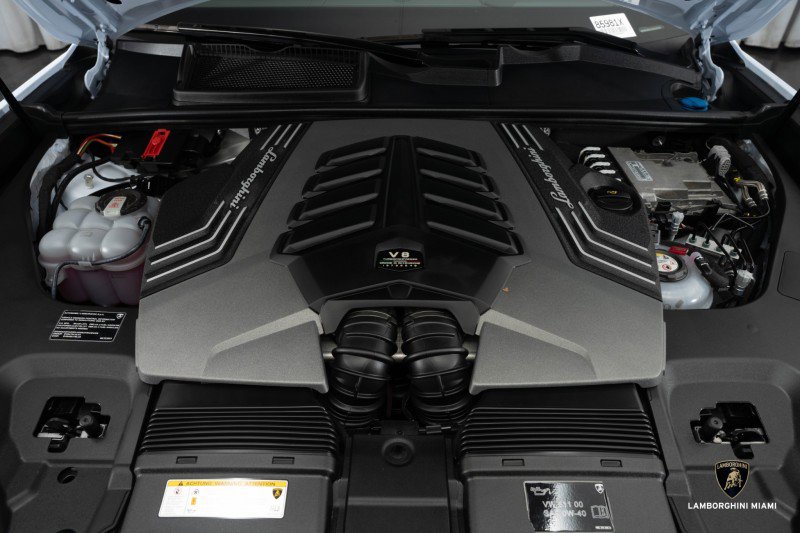 Used 2025 Lamborghini Urus SE image 4