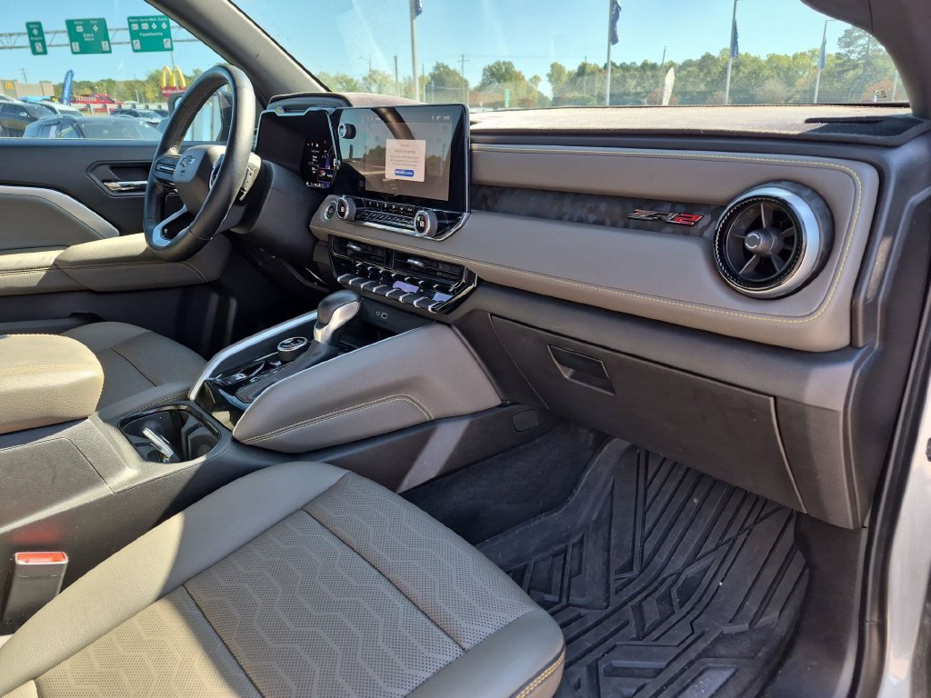 Used 2025 Chevrolet Colorado ZR2 w/ Technology Package AWD/4WD image 36