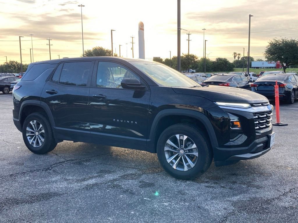Used 2026 Chevrolet Equinox LT AWD/4WD image 2