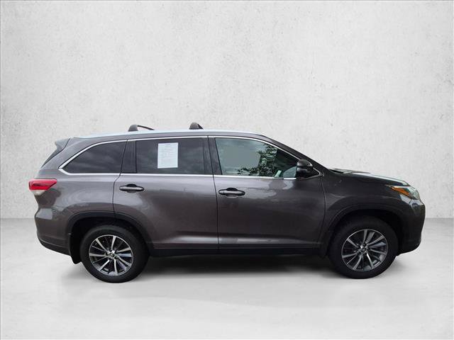 Used 2019 Toyota Highlander XLE AWD/4WD image 4