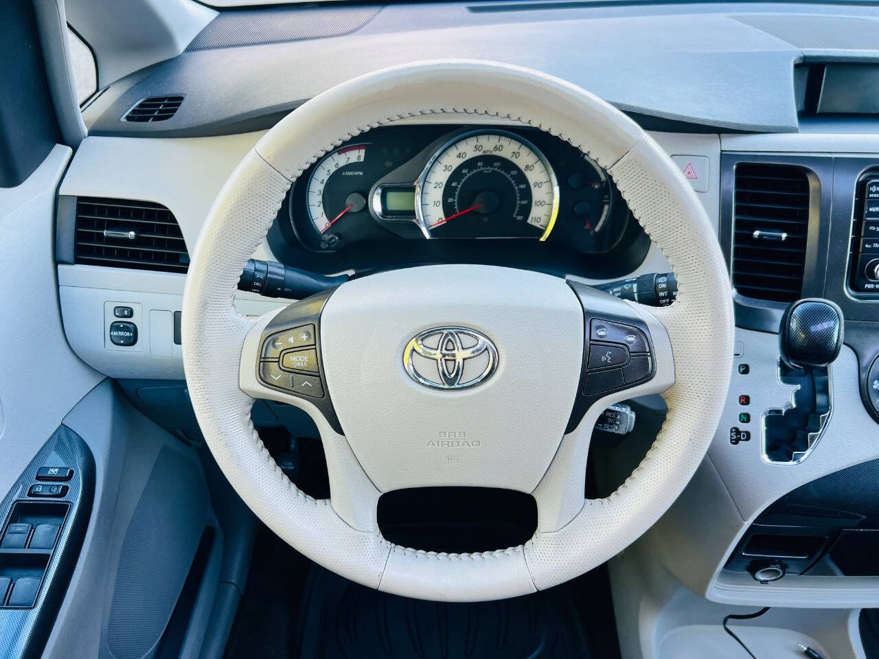 Used 2014 Toyota Sienna SE FWD image 19