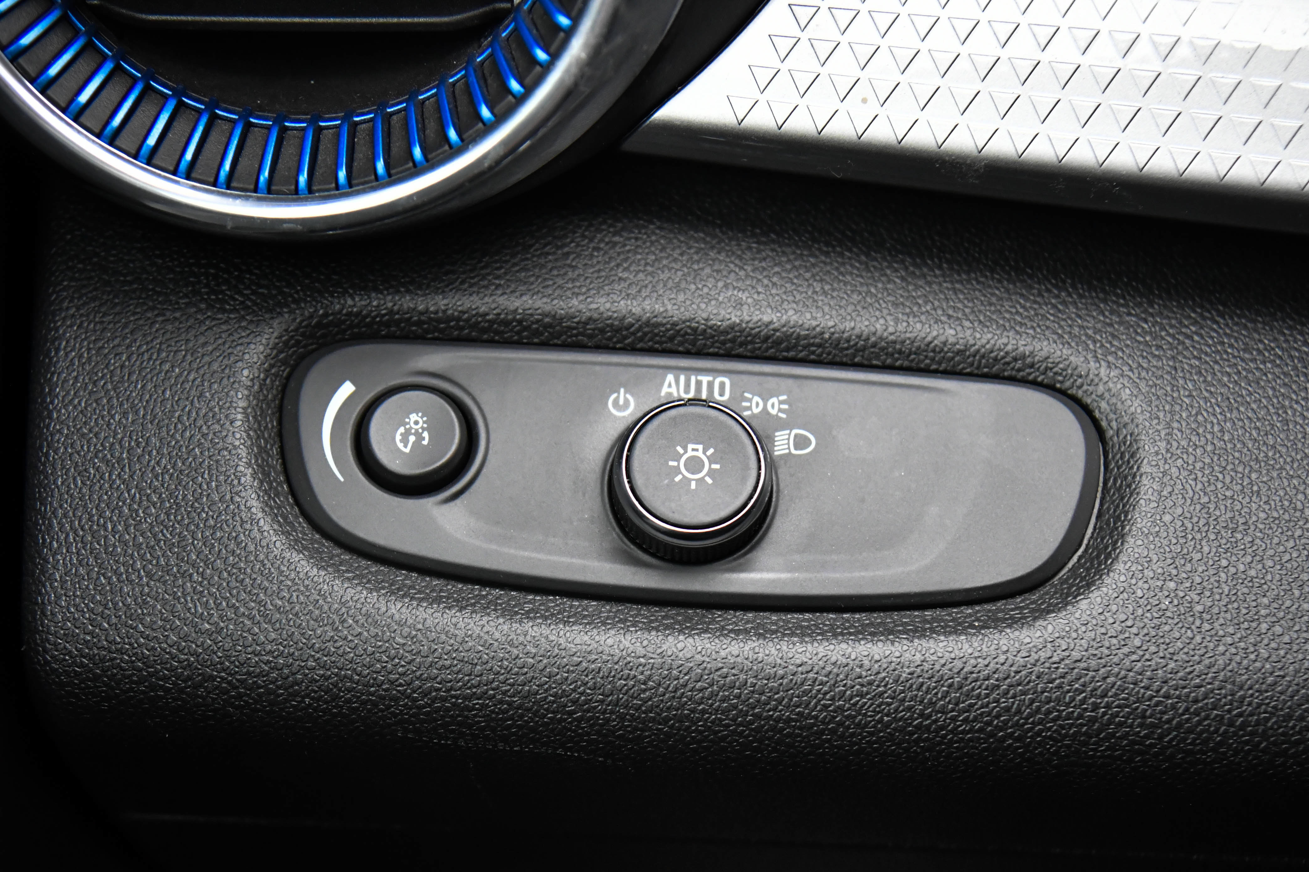 Used 2025 Chevrolet Trax LT FWD image 32