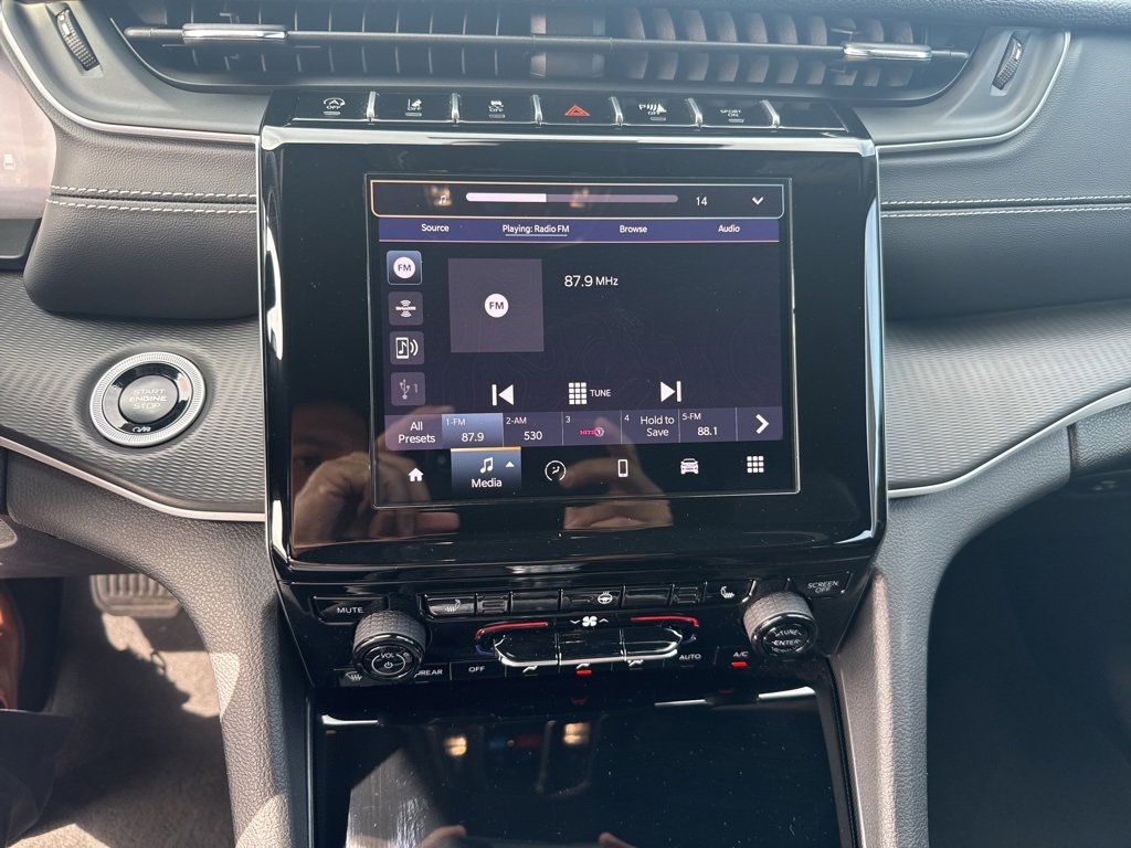 Certified 2024 Jeep Grand Cherokee Altitude image 19