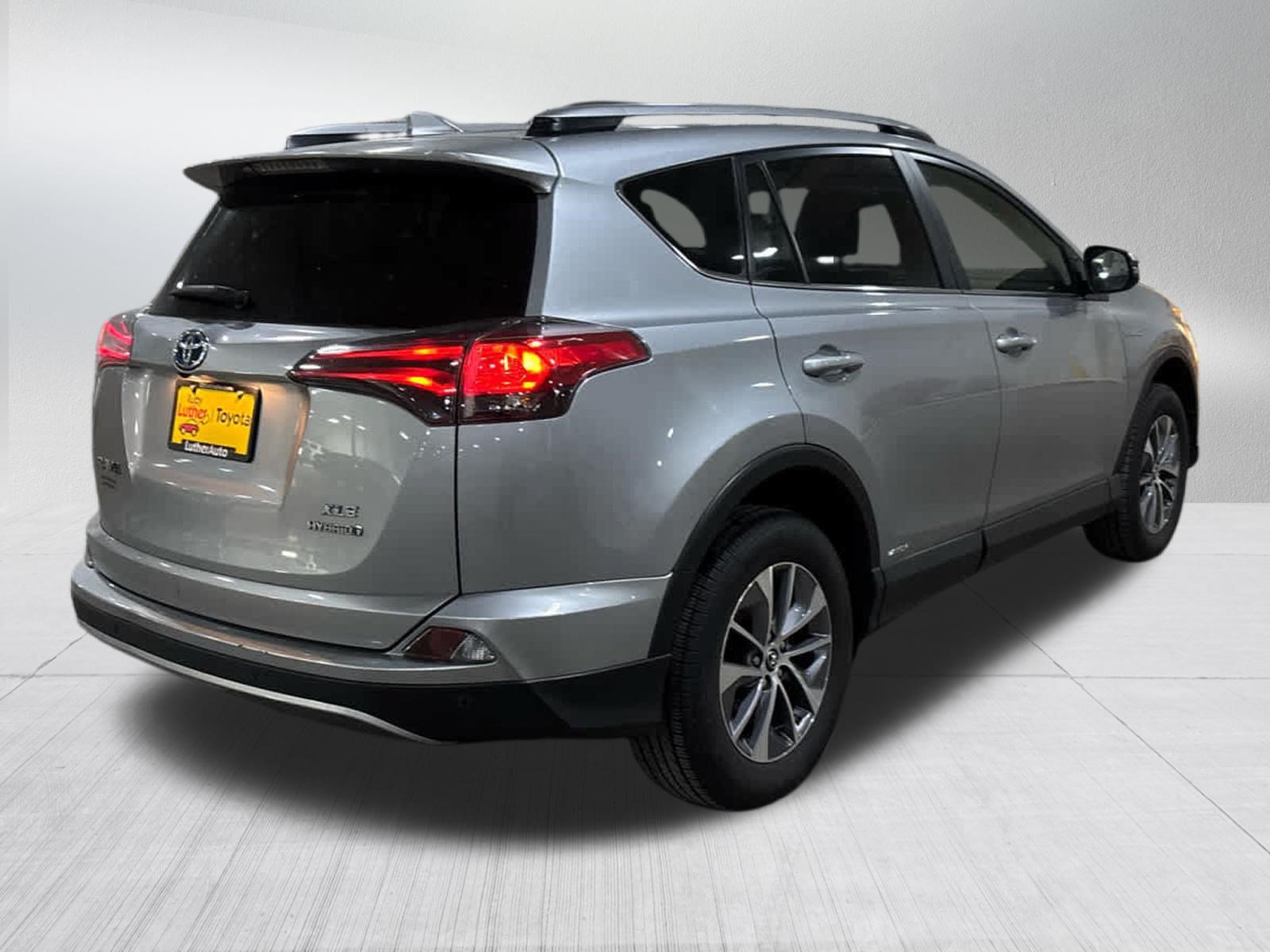 Used 2017 Toyota RAV4 XLE AWD/4WD image 6