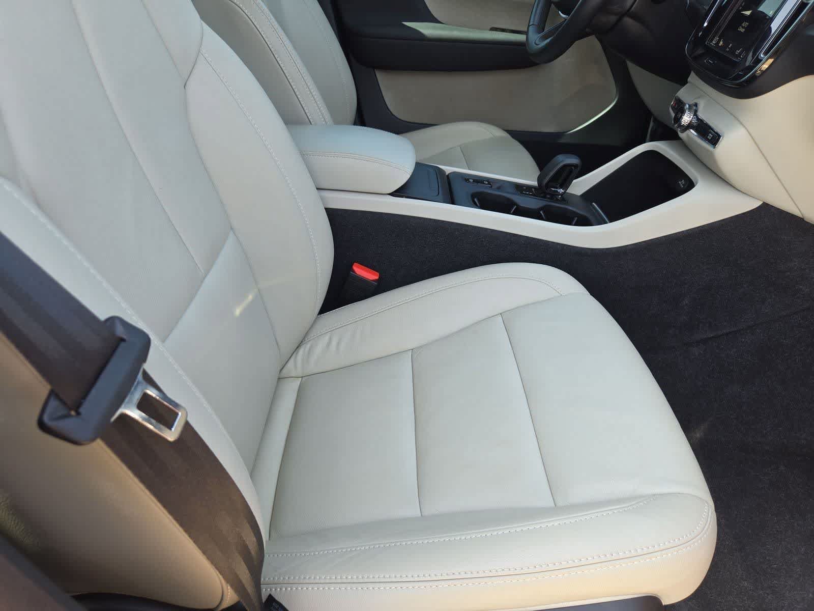 Used 2022 Volvo XC40 T4 Momentum FWD image 19