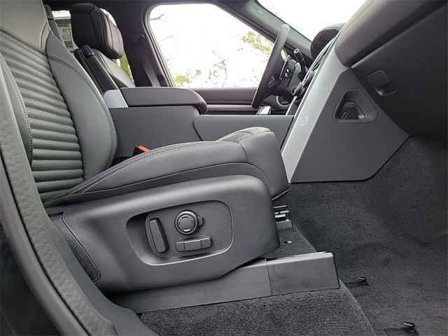 New 2025 Land Rover Discovery Metropolitan Edition AWD/4WD image 20