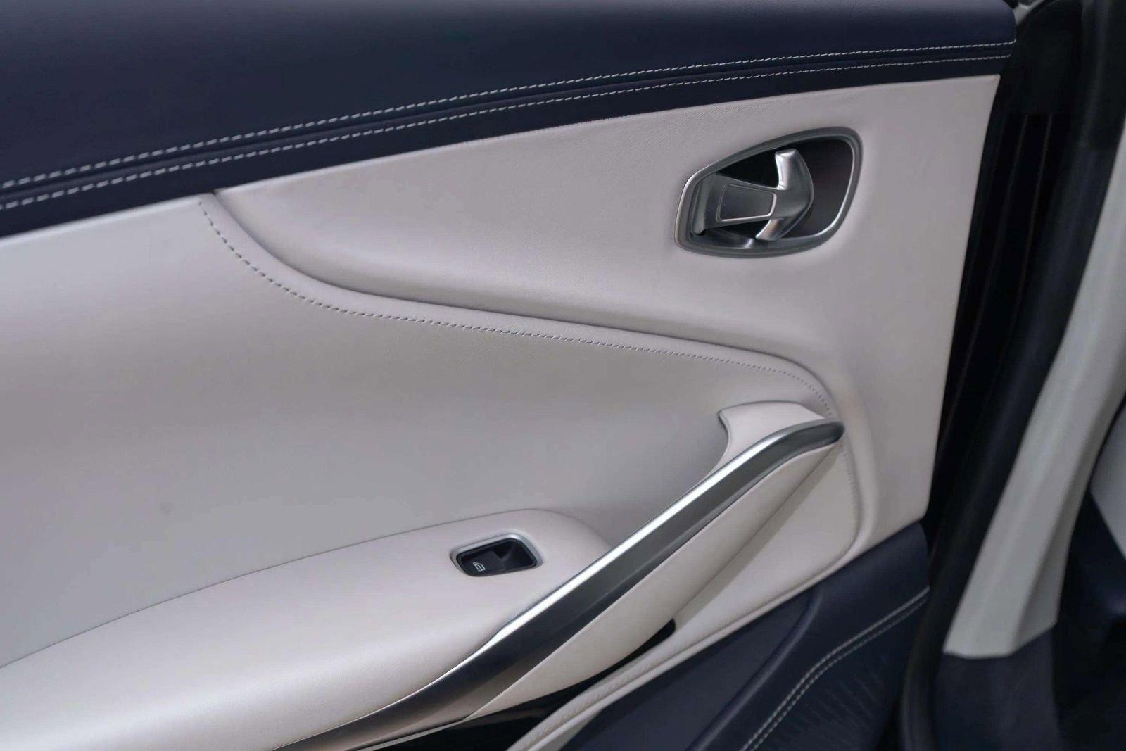 Used 2023 Aston Martin DBX AWD/4WD image 38