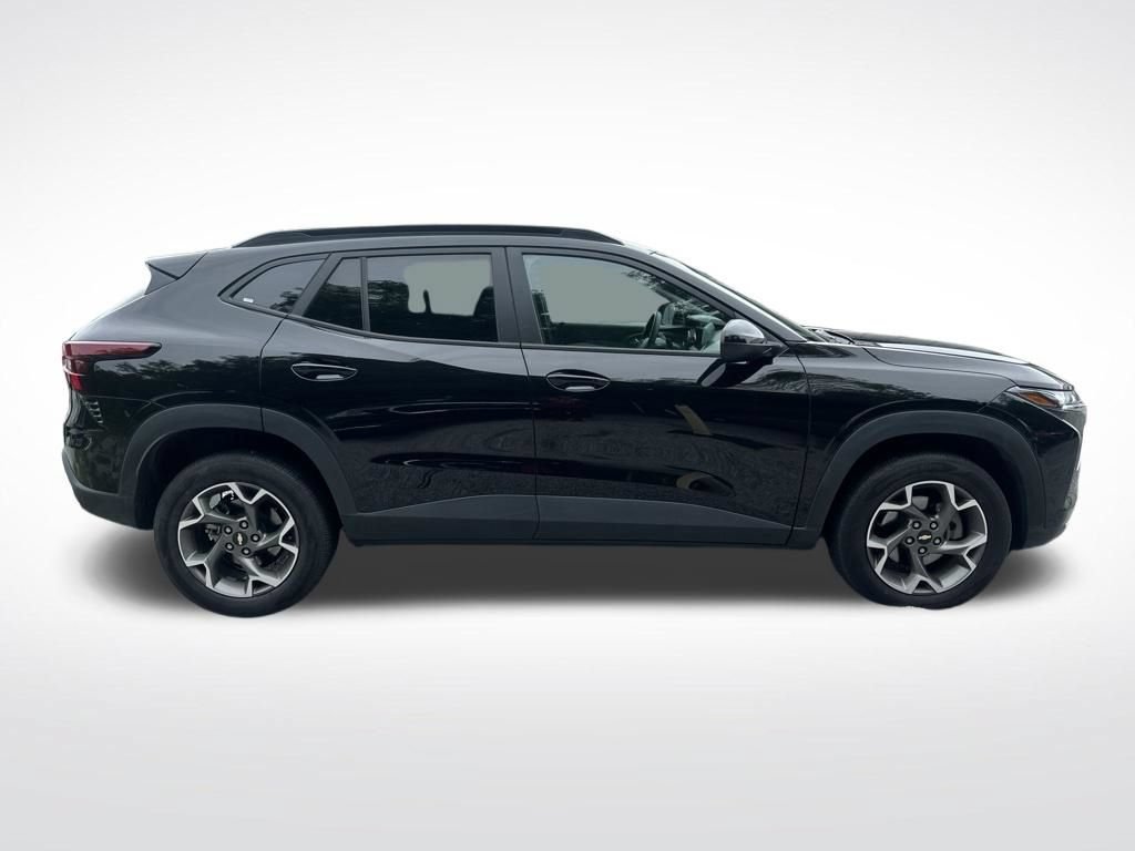 Used 2025 Chevrolet Trax LT FWD image 12