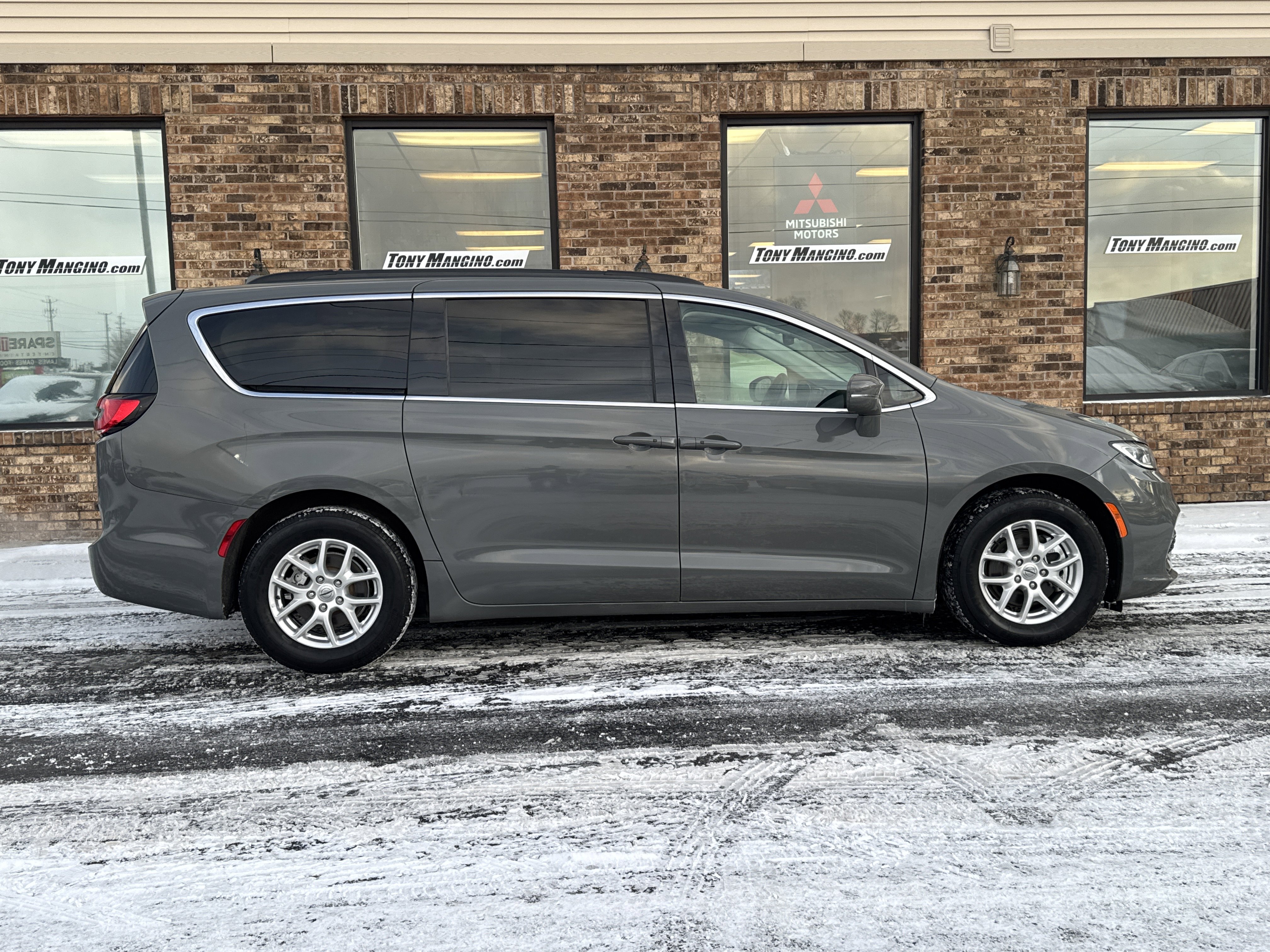 Used 2022 Chrysler Pacifica Touring-L image 6