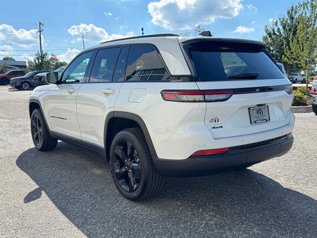 Used 2025 Jeep Grand Cherokee Altitude AWD/4WD image 5