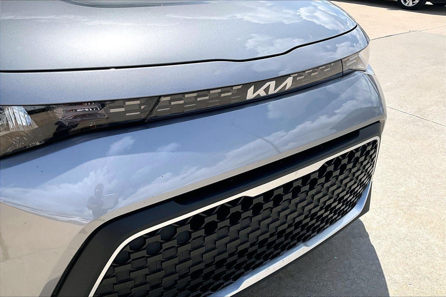 Used 2025 Kia Soul LX w/ LX Technology Package FWD image 33