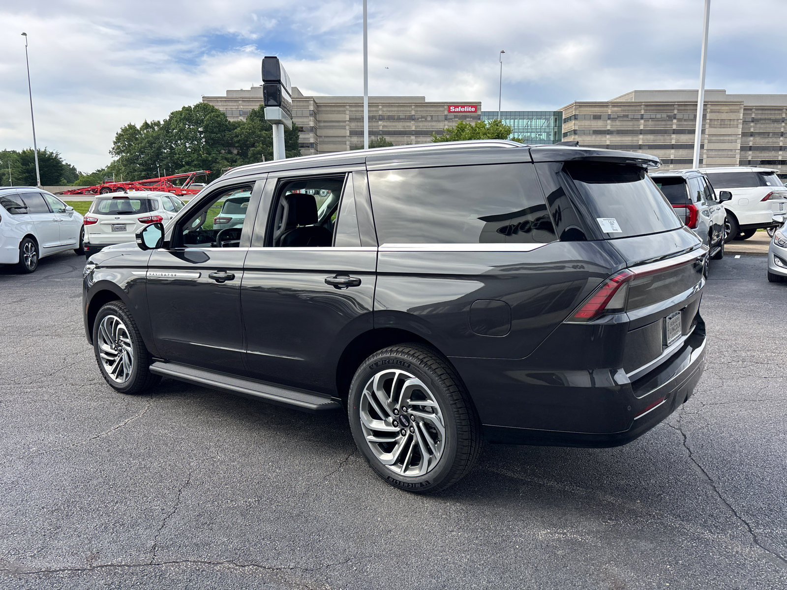 New 2026 Lincoln Navigator Premiere AWD/4WD image 5
