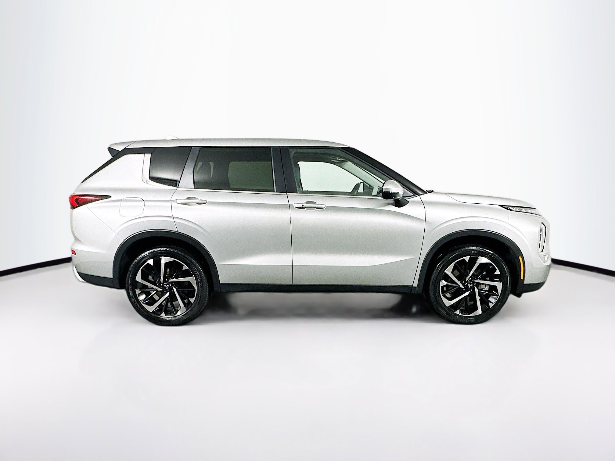 Used 2024 Mitsubishi Outlander SE image 10