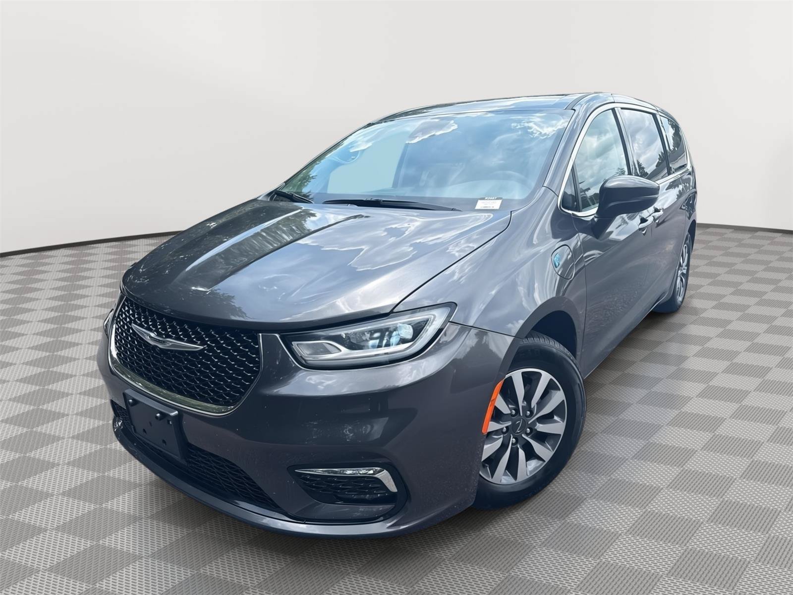 Used 2023 Chrysler Pacifica Touring-L FWD image 2