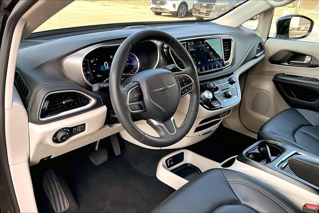 Used 2024 Chrysler Pacifica Limited FWD image 13