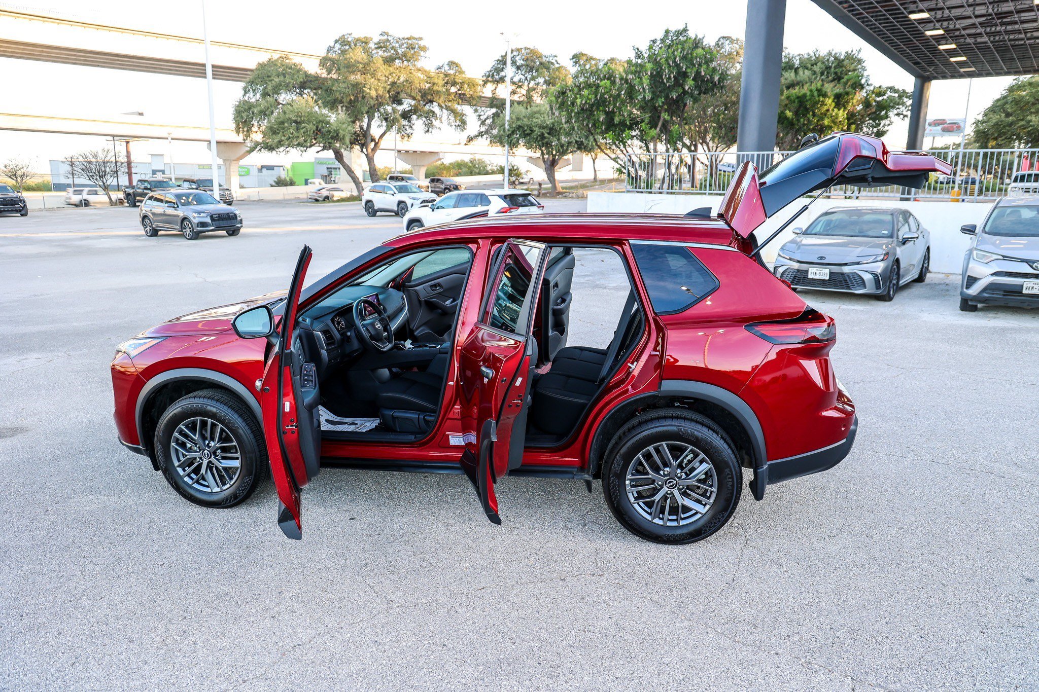 Used 2025 Nissan Rogue S AWD/4WD image 11