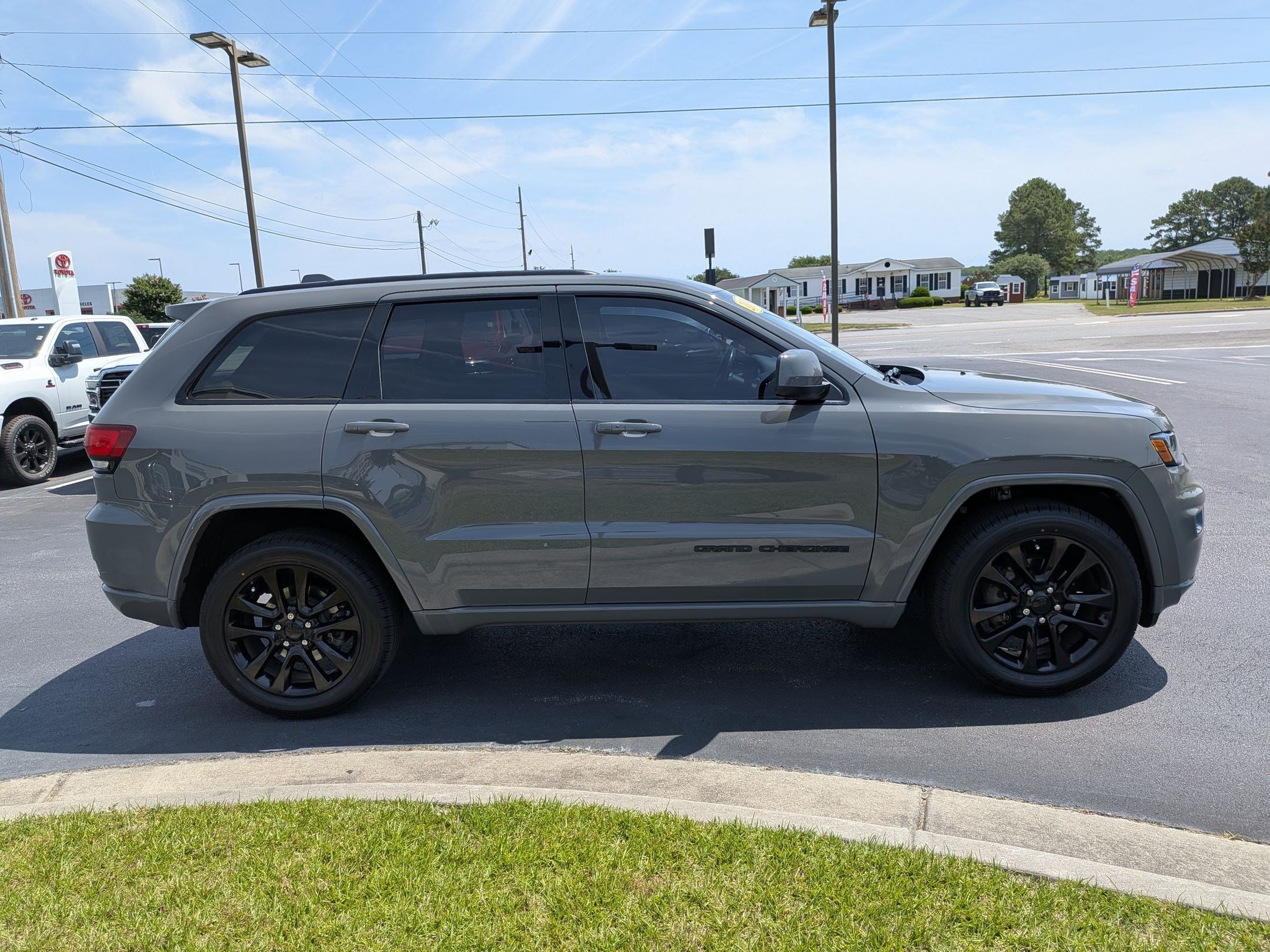 Used 2019 Jeep Grand Cherokee Altitude AWD/4WD image 4
