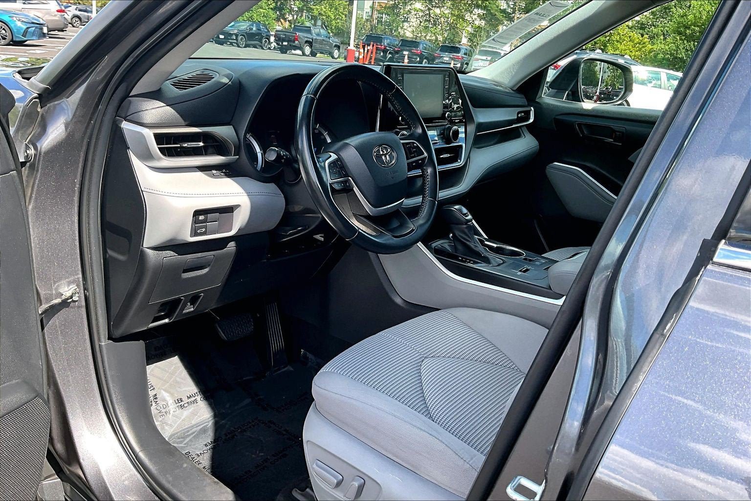 Used 2022 Toyota Highlander LE AWD/4WD image 13