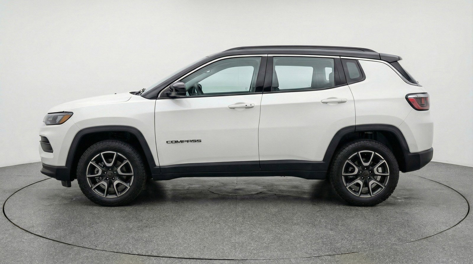 Used 2025 Jeep Compass Trailhawk image 4