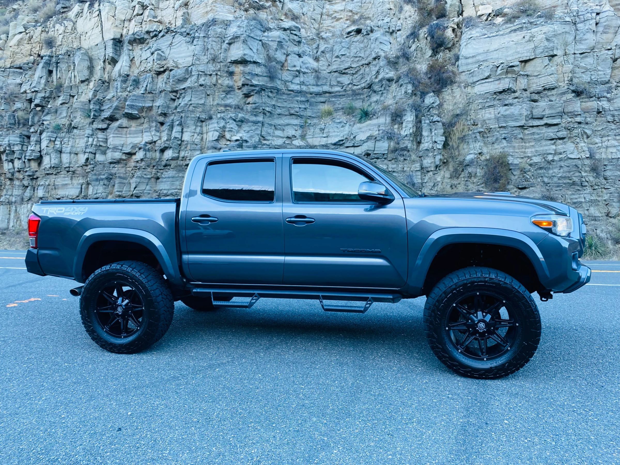 Used 2017 Toyota Tacoma TRD Sport w/ Premium & Technology Package image 26