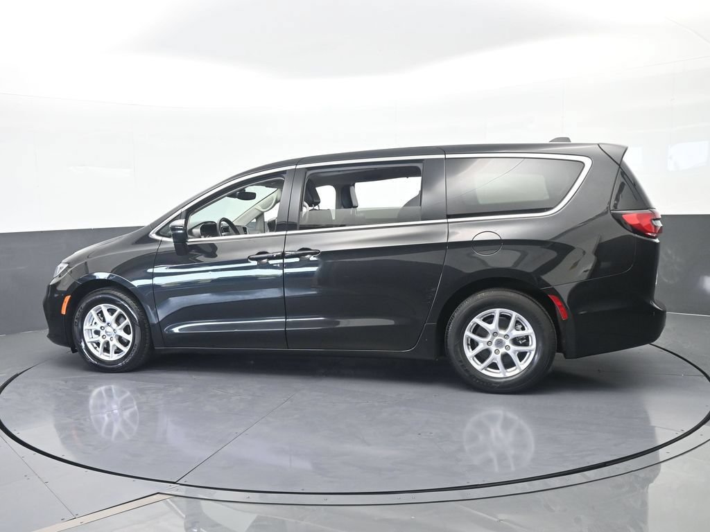 Used 2023 Chrysler Pacifica Touring-L FWD image 3