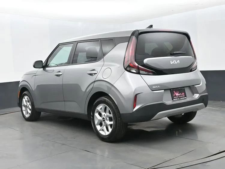 Used 2025 Kia Soul LX w/ LX Technology Package FWD image 9